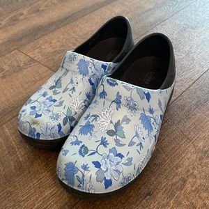 Crocs size 8 shoes perfect for nursing or garden shoes